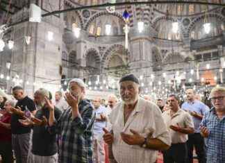 احتفال مساجد إسطنبول وشوارع القاهرة بالمولد النبوي الشريف news-15092024-050637