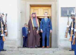 تعزيز الشراكة الإستراتيجية بين وزير الدفاع ونظيره الأمريكي