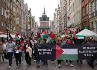 تظاهرات واسعة رفضا لمخططات تهجير فلسطينيي غزة من قبل حماس