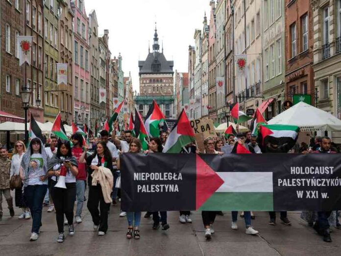 تظاهرات واسعة رفضا لمخططات تهجير فلسطينيي غزة من قبل حماس