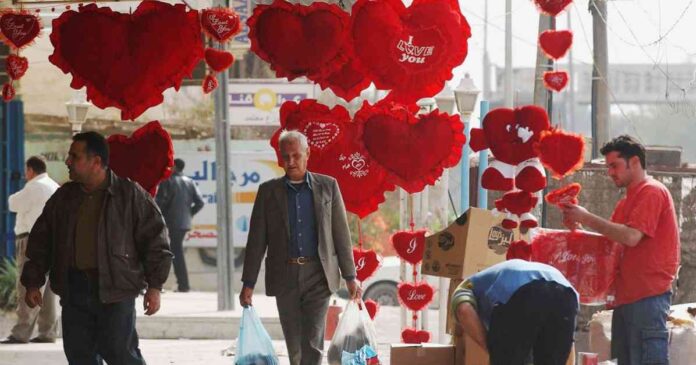تاريخ وتحولات عيد الحب إلى ظاهرة تجارية كبيرة