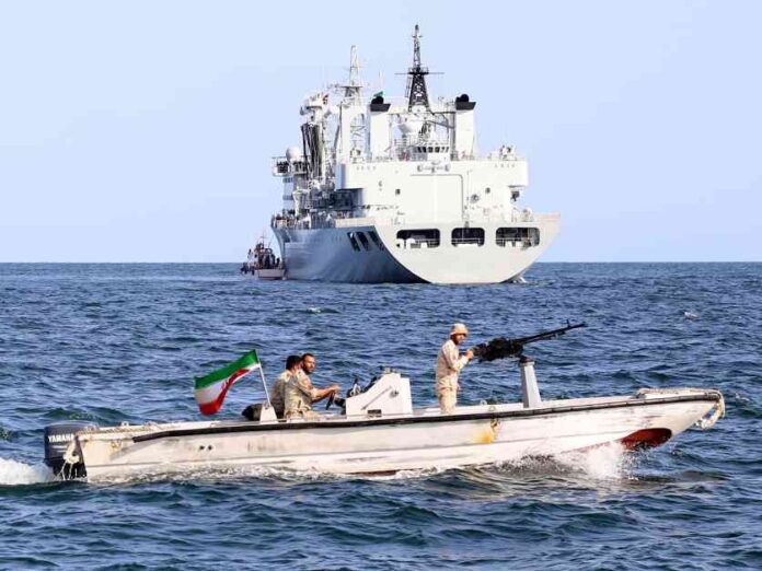 تجري إيران مناورات عسكرية بحرية مع روسيا والصين