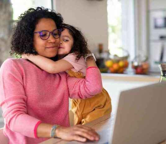 تحديات الطفل اللاصق في الحياة اليومية