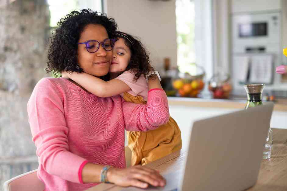 تحديات الطفل اللاصق في الحياة اليومية