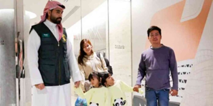 وصول توأم ملتصق فلبيني كليا وموريس آن إلى الرياض