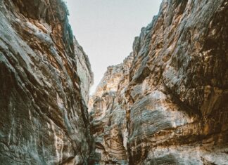 خالد عبد الفتاح: من هو ولماذا يثير كل هذا الجدل في المجتمع؟