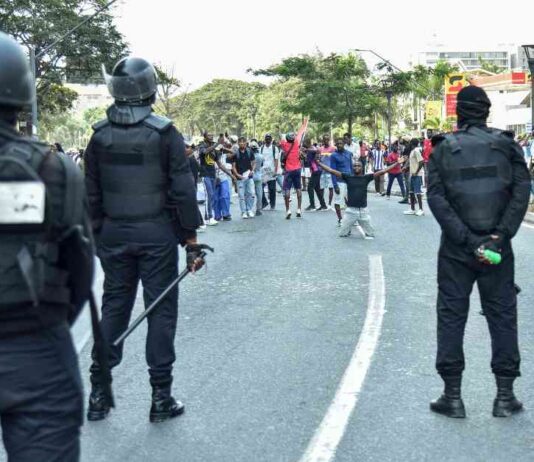 اعتداء شرطة أنغولا على متظاهرين سلميين: تقرير رايتس ووتش