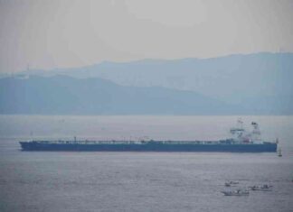 إيران تحتجز ناقلة نفط أجنبية وتعتقل طاقمها: تفاصيل التهمة والتحقيقات