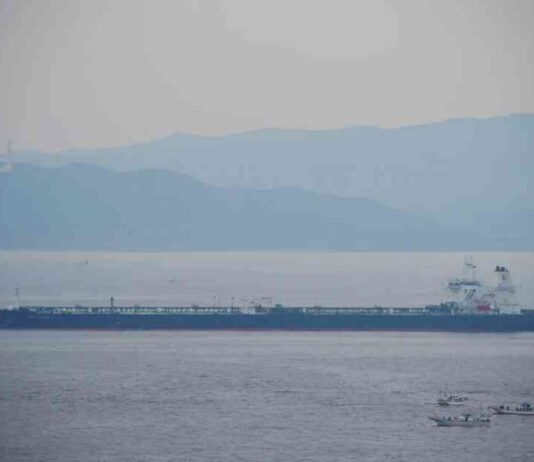 إيران تحتجز ناقلة نفط أجنبية وتعتقل طاقمها: تفاصيل التهمة والتحقيقات