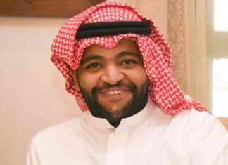 خالد المظفر يطمئن جمهوره بعد سقوطه على المسرح