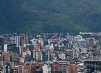 ترامب يدرس شن ضربات داخل فنزويلا ومادورو يطلب الحوار