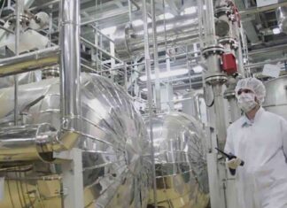 ترامب يحذر من كارثة نووية في إيران وطهران تتهم الغرب