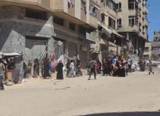 قصف الاحتلال الإسرائيلي يجبر السكان على النزوح من غزة