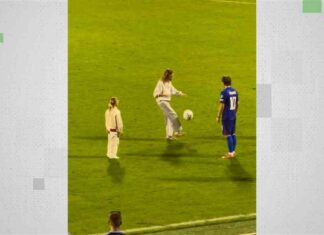 مودريتش يلعب كرة القدم مع ابنتيه – فيديو عائلي