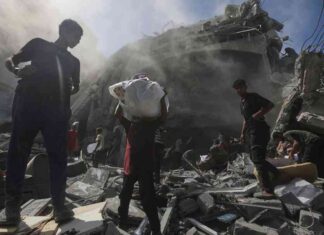 شهداء بقصف الاحتلال في غزة ودير البلح: خيام نازحين ومنازل المدنيين