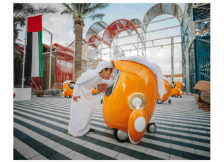 مستقبل الترفيه الرقمي: كيف تعيد التكنولوجيا تعريف المرح في العالم العربي من الدار البيضاء إلى الرياض، تشهد الساحة الترفيهية في العالم العربي تحولاً عميقاً. فقد نقلت التكنولوجيا الأضواء من المسارح التقليدية إلى الشاشات الرقمية، حيث يتم بث الترفيه ومشاركته في الوقت الفعلي. ما كان يعني في الماضي قضاء ليلة في الخارج أصبح الآن يبدأ بنقرة واحدة. وهذا التغيير لا يقتصر على طريقة استهلاك الناس للمحتوى. من مشاهدين إلى مبدعين قبل عقد من الزمن، كان الترفيه سلبياً إلى حد كبير. كان الناس يشاهدون الأفلام والبرامج التلفزيونية أو العروض الحية دون تفاعل يذكر. اليوم، أصبح الإنترنت مسرحاً تشاركياً حيث يشكل الجمهور القصص ويطلق الاتجاهات ويشارك في محادثات في الوقت الفعلي. أدت منصات مثل تطبيقات الفيديو القصير وأدوات البث المباشر ومساحات المحتوى التعاوني إلى إضفاء الطابع الديمقراطي على الإبداع. لم يعد المشاهير وحدهم هم من يحددون الاتجاه، بل أصبح هناك أيضًا مدونو الفيديو واللاعبون وصانعو الميمات والمؤثرون الصغار الذين يتمتعون بصدى محلي عميق. أصبح الإبداع الآن طريقًا ذو اتجاهين: يساهم الجمهور بقدر ما يستهلك. ينعكس هذا التحول أيضًا في المنصات التي تمزج بين المتعة والرؤية الثاقبة. يستكشف موقع مثل arabiccasinos.com ثقافة الألعاب بينما يوفر للاعبين منفذًا إبداعيًا ومريحًا. هذه حركة أوسع نطاقًا نحو محتوى أكثر عمقًا وغنيًا بالمعلومات يوازن بين الترفيه والتفكير. عندما يكون التعلم أشبه باللعب (المراهقون يتعلمون من المحتوى المفضل لديهم - الصورة: Pexels) اسأل مراهقًا في عمّان كيف تعلم تحرير مقاطع الفيديو أو طالبًا في جدة أين اكتسب مهارات التصميم الجرافيكي، ومن المرجح أن تكون الإجابة هي دروس YouTube أو أحد التطبيقات، وليس في الفصل الدراسي. بالنسبة لهذا الجيل، غالبًا ما يحدث التعلم في خضم المحتوى المفضل لديهم. أدى ظهور "الترفيه التعليمي" إلى طمس الحدود الفاصلة بين التعليم والمتعة. من التطبيقات الترفيهية وألعاب تعلم اللغات المدعومة بالذكاء الاصطناعي إلى البرامج العلمية التي تجمع بين الترفيه والكوميديا، يتفاعل الشباب العربي مع المحتوى الذي يعلمهم بينما يسليهم. يتوقع هذا الجمهور أن يخدم المحتوى غرضًا ما، سواء كان إثارة الفضول أو تطوير مهارة أو تشجيع النمو الشخصي. إن الطلب على التجارب الهادفة بدلاً من التسلية السلبية يعيد تشكيل الطريقة التي يطور بها المبدعون المحتوى ويشاركونه. الثقافة المحلية في عصر رقمي عالمي حتى مع غمر المحتوى العالمي للمنصات الإقليمية، يزداد رغبة المشاهدين العرب في الأصالة: اللهجات التي يتعرفون عليها، والقيم التي يتشاركونها، والفكاهة التي تلقى صدى لديهم. هذه الرغبة لا تتعلق فقط بالظهور، بل أيضاً بالفهم. هناك جيل جديد من المبدعين ينهض لتلبية هذا الطلب. تستكشف البودكاست الهوية من خلال القصص المحلية، وتعيد المسلسلات المتحركة تصور الفولكلور لجيل Z، وتستمد البرامج الساخرة على الإنترنت من الفكاهة الإقليمية بينما تتحدى الصور النمطية. هذه ليست إعادة سرد نوستالجية، بل تعبيرات حديثة عن التراث مصممة للجمهور الرقمي الأصلي. عندما يسمع مشاهد في القاهرة مثلًا كان يستخدمه جدته، ويظهر الآن في سكيتش أو فيلم قصير، فإن هذه اللحظة تكون أكثر من مألوفة. إنها تأكيد. يصبح الترفيه أرشيفًا حيًا للثقافة، لا يتم حفظه في الكتب المدرسية، بل يتم نقله عبر البكسلات. الابتكار والطريق إلى الأمام يجلب هذا التحول الرقمي تحديات. تعد جودة المحتوى والإعلانات الأخلاقية والمخاوف المتعلقة بالملكية الفكرية قضايا مستمرة، خاصة في الأسواق التي تهيمن عليها المنصات العالمية ويفتقر فيها المبدعون المحليون إلى الموارد المماثلة. ومع ذلك، يمكن للمنافسة أن تدفع الابتكار. تتمتع الدول العربية بموقع فريد لتشكيل الترفيه الرقمي وفقًا لشروطها الخاصة من خلال الاستثمار في البنية التحتية ودعم المبدعين واستكشاف أدوات مثل الذكاء الاصطناعي وتحليل البيانات. إذا تم استخدام هذه التقنيات بعناية، يمكنها تحسين التخصيص وزيادة ظهور المبدعين وتعزيز سلامة المستخدمين. ولكن يجب أن يكون النمو متوازناً مع المبادئ: حماية الخصوصية وتعزيز المجتمع والحفاظ على السلامة الثقافية. حيث تلتقي الثقافة والتجارة والتعليم الترفيه اليوم هو تجربة متكاملة تلتقي فيها رواية القصص الثقافية والتعلم غير الرسمي وريادة الأعمال الإبداعية. يستضيف المؤثرون نوادي قراءة مباشرة عبر البث المباشر. وتنتج الاستوديوهات المستقلة أفلامًا وثائقية تفاعلية. ويقوم المبدعون بتدريس التاريخ باستخدام الواقع المعزز. في هذه البيئة، يمكن لأي شخص لديه هاتف ذكي أن يصبح راويًا أو معلمًا أو مبتكرًا، ولا يقتصر تأثيره على منطقة جغرافية معينة. هذا التلاقي يطمس الحدود بين المبدع والمستهلك، والتعليم والترفيه، والتقاليد والتكنولوجيا. وهو يعكس تحولًا أعمق: الترفيه كمساحة ليس فقط للهروب، ولكن للهوية والاستكشاف والتعبير. رائد التكنولوجيا الرقمية التالي يعكس الترفيه في العالم العربي الآن تطلعات وقيم وتحولات شعوبه. فهو يحتفي بالفردية بينما يبني المجتمع، ويحتضن الابتكار بينما يكرم التراث، ويسعى إلى الإبداع بهدف. قد يكون المبدع الثقافي التالي طالبًا في مسقط يصور مسلسلًا على هاتفه، أو مقدم بودكاست في تونس يسجل قصصًا في مقهى. ما يهم ليس الحجم أو الصقل، بل الصوت. المحتوى الذي يخاطب الناس، لا الذي يخاطبهم، هو الذي سيحدد مستقبل المنطقة الرقمي.