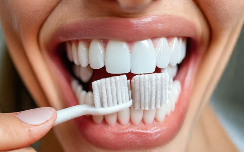 تبييض الأسنان في المنزل: طرق آمنة وفعالة