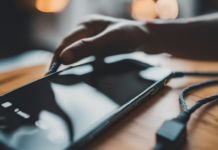 هاتفك لا يشحن رغم توصيل الكابل؟ 10 حلول فعالة ومجربة