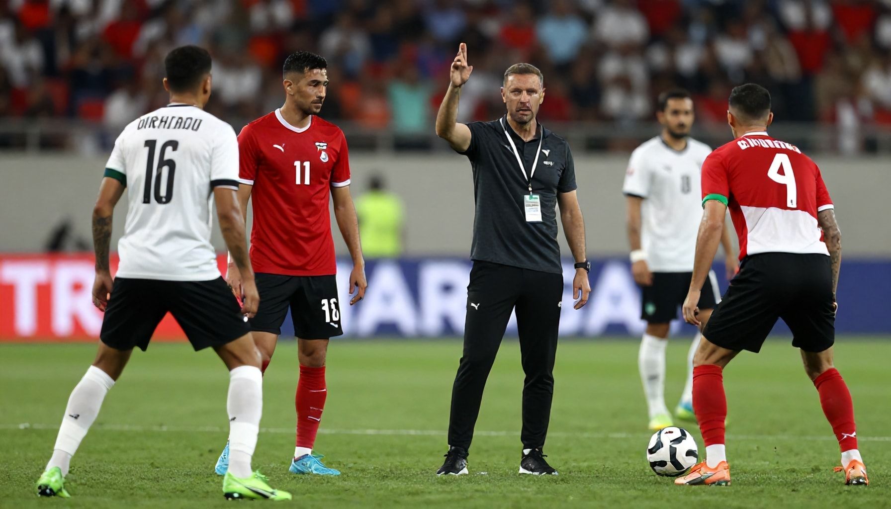 تحليل أداء الفريقين وتكتيكات المدربين على الملعب