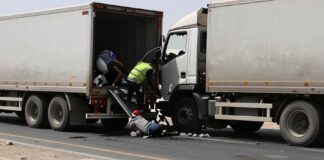 تصادم شاحنتين في طريق أبوظبي يؤدي إلى إصابات بليغة