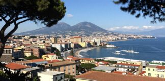 اكتشف جمال نابولي: بين التاريخ والطبيعة