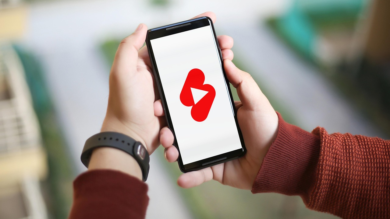 مايا خليفه: قصة نجاح وتحديات في عالم المحتوى الرقمي