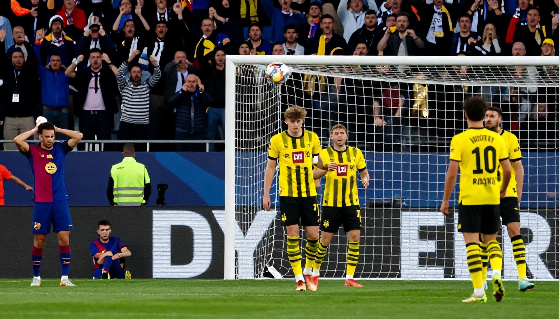 أخطاء دفاعية كلفت برشلونة التقدم في المباراة الأولى