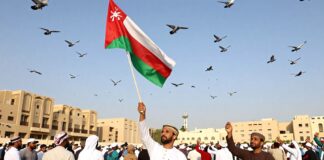 العمانيون يحتفلون بالعيد الوطني الـ53 بإطلاق 12 ألف طائر حمام في مسقط