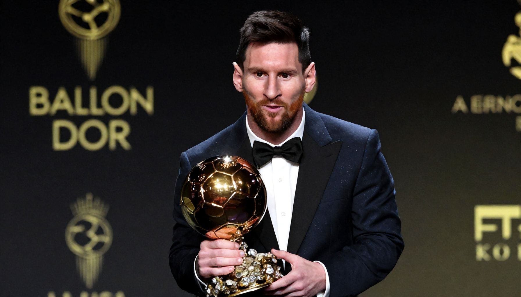 ميسي يفوز بالكرة الذهبية الثامن بين منافسة هائلين
