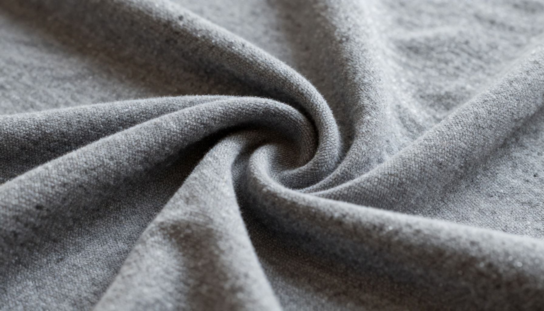 اختيار الأقمشة المثالية لحماية الجلد في درجات الحرارة المتقلبة